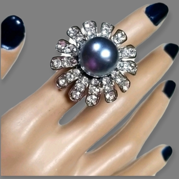 Vintage Faux Pearl and Rhinestone Flower Ring SZ 6 - Picture 5 of 16
